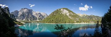 Panorama aanzicht Lago Di Braies, Dolomieten, Zuid Tirol, Italië van Gerlach Delissen