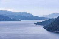 Paysage serein de Sunndalsfjord en Norvège par Wouter Loeve Aperçu