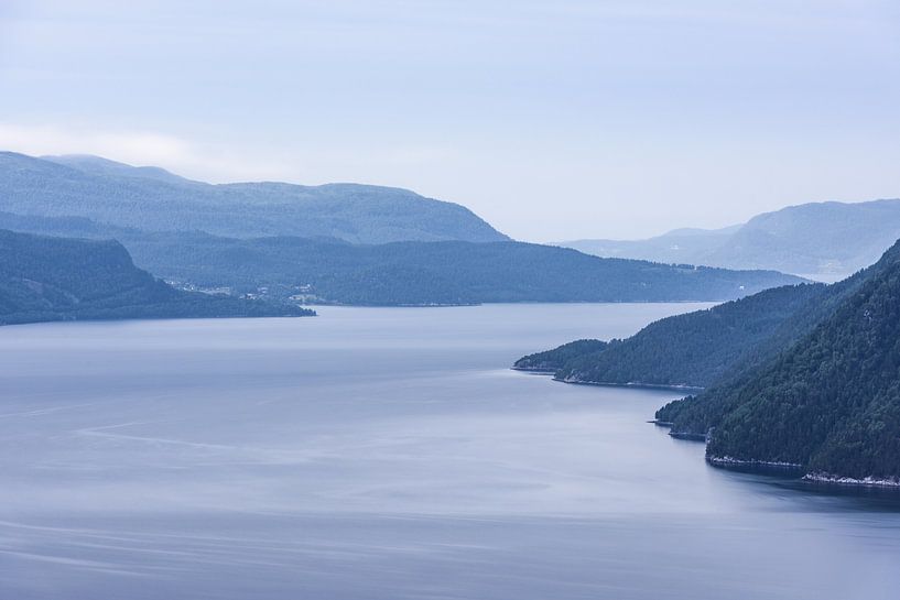 Serene Sunndalsfjord Landschaft in Norwegen von Wouter Loeve