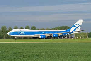 Le Boeing 747-8 d'AirBridgeCargo sur la voie de circulation Victor. sur Jaap van den Berg