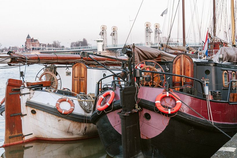 Brücke in Kampen über die IJssel, mit Segelschiffen. von Janny Beimers
