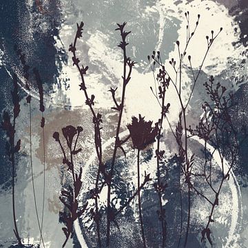 Peinture botanique abstraite de fleurs et d'herbes en taupe, marron, blanc et gris sur Dina Dankers