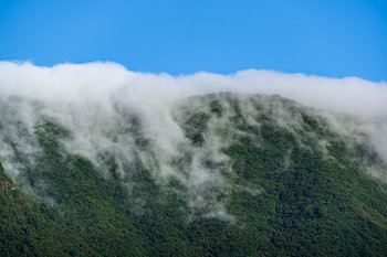 Ein bezaubernder Wolkenwasserfall über dem grünen Bergkamm – La Palma
