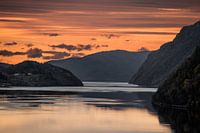 Ein intensiver Sonnenuntergang während eines Roadtrips durch Trondelag, Norwegen