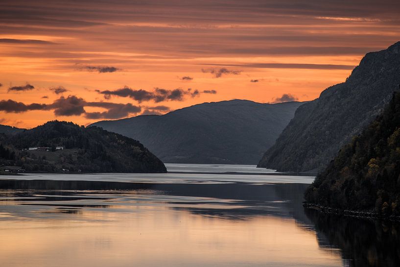 Ein intensiver Sonnenuntergang während eines Roadtrips durch Trondelag, Norwegen von Koen Lipman