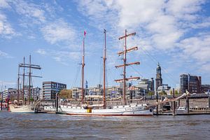 Voiliers, promenade sur l'Elbe, port,