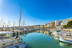 Stadt und Boote im Jachthafen an der Küste von Palma de Mallorca, Balearische Inseln, Mittelmeer