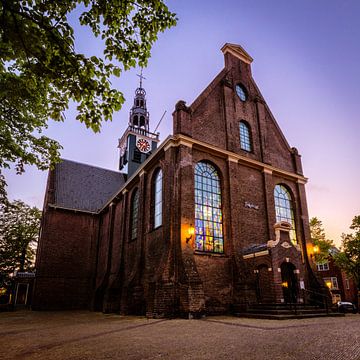 Bullekerk of Westzijderkerk in Zaandam in het blauwe uur van Jeffrey Steenbergen