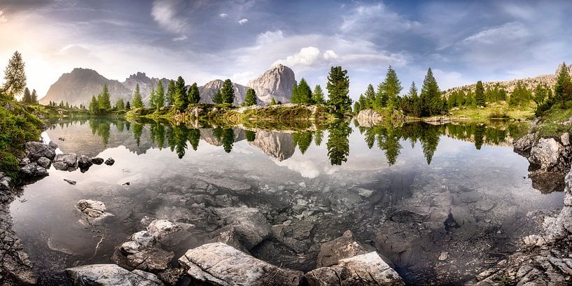 Meer met prachtig berglandschap in de Dolomieten van Voss fotografie