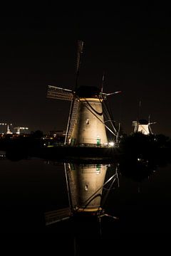 Hollandse molen bij nacht