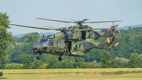 Twee landende NH-90 helikopters van de Luftwaffe.