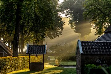 Zonnestralen in de mist. van Hans Buls Photography