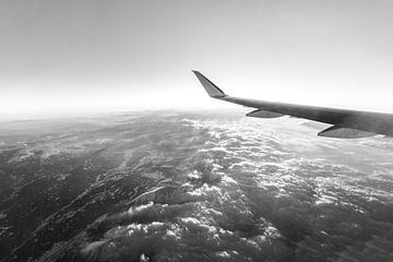Uitzicht op bergtoppen vanuit vliegtuig van Marcel Kerdijk