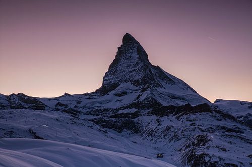 Matterhorn bei Zermatt Schweiz im Dämmerungslicht bei Sonnenuntergang im Winter.