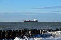 Seelandschaft mit einem Öltanker vor der Küste von Zeeland in der Nordsee von Robin Verhoef Miniaturansicht