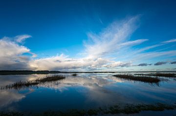 Winterse wolkenluchten spiegeling van Jan Georg Meijer