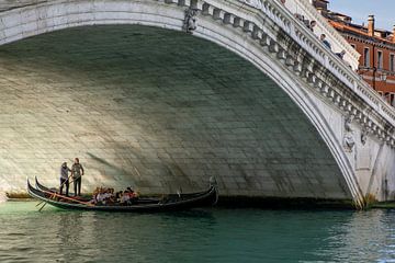 Gondeliers onder de Rialtobrug in Venetië van t.ART