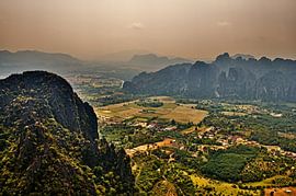Weids uitzicht over een ongerepte vallei en ongerepte natuur