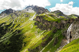 Wasserfälle in den Bergen – spektakuläre Naturfotografie voller Energie und Kraft. Jetzt Wandbild oder Leinwand kaufen und Bergwasser erleben.