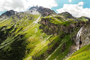 Chutes d'eau en montagne - une photographie spectaculaire de la nature, pleine d'énergie et de force. Acheter maintenant une peinture murale ou une toile et découvrir l'eau de montagne.