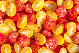 Scheiben von gelben und roten Kirschtomaten von Milcho Milev