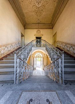 wunderschöner Treppenaufgang in Italien von Gentleman of Decay