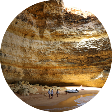 zonlicht inval in mooi gekleurde zee grot  van Paul Franke