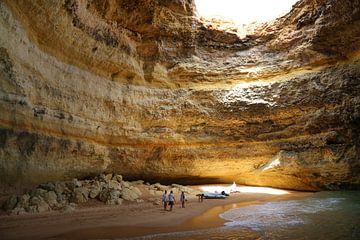 zonlicht inval in mooi gekleurde zee grot 