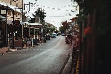 Rue principale d'Agios Gordios à Corfou | Photographie de voyage Tirage photo d'art | Grèce, Europe sur Sanne Dost