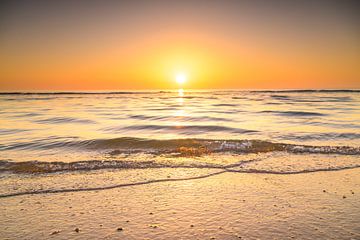 Zonsondergang op het Noordzeestrand tijdens een rustige dag in Zuid-Holland