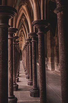 Pillars aisle by Lima Fotografie
