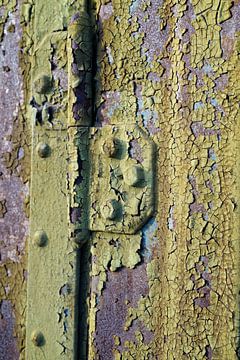 afbladderende groene verf op roestig metaal van Heiko Kueverling