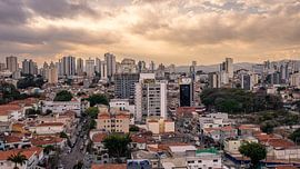 Sonnenuntergang Skyline São Paulo Brasilien von Sonny Vermeer