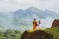 Moeder en dochter bij tempelcomplex Sigiriya in Sri Lanka van Lifelicious thumbnail