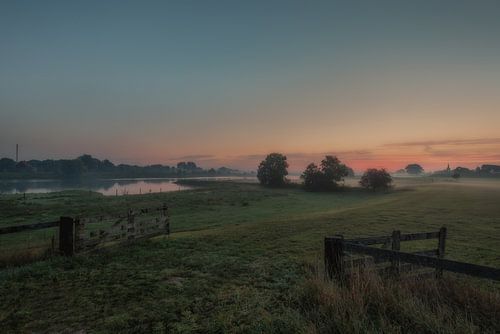 Zonsopkomst uiterwaarden bij Ravenswaaij