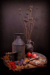 Rustiek stilleven in herfstsfeer met granaatappels en vijgen.. van Els Fonteine