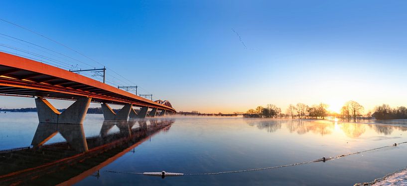 Hanzeboog treinbrug over de IJssel bij Zwolle tijdens een koude winterochtend van Sjoerd van der Wal Fotografie