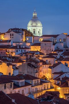 Blauw uur boven de Alfama - Lissabon bij nacht van Rolf Schnepp