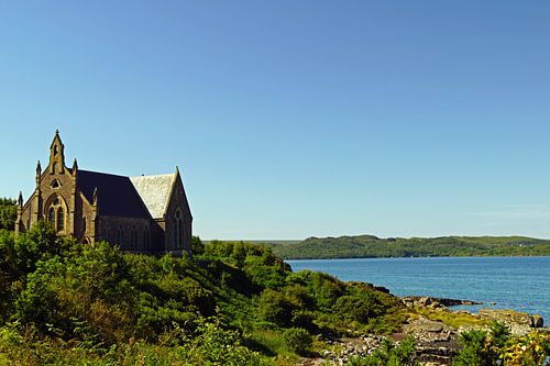Kerk aan de oever van een loch in Schotland