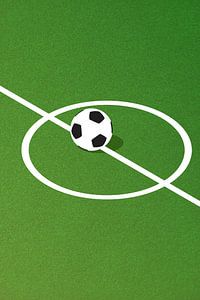 Fußball in der Mitte des Platzes