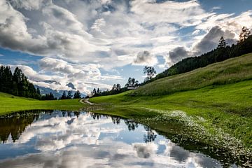Cloud mood with reflection in Garmisch-Partenkirchen van Uschi Jordan
