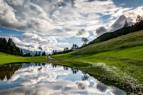 Wolkenstimmung mit Spiegelung in Garmisch-Partenkirchen