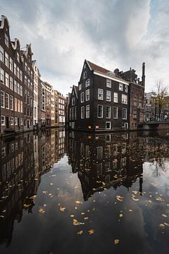 Canal et maisons anciennes à Amsterdam, Pays-Bas. sur Lorena Cirstea