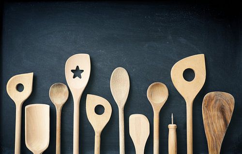 Houten keukengerei op een krijtbord