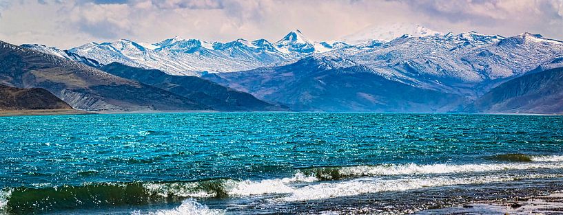 Mountain Lake in Nagarze County, Lhoka, Tibet. Panorama von Rietje Bulthuis