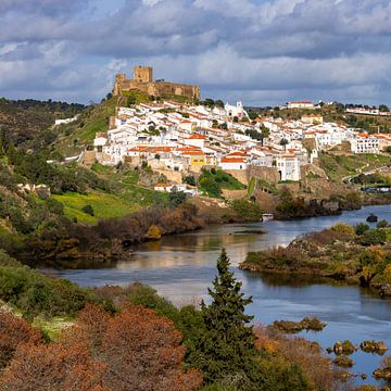 Uitizcht op de Portugese stad Mértola van Adelheid Smitt