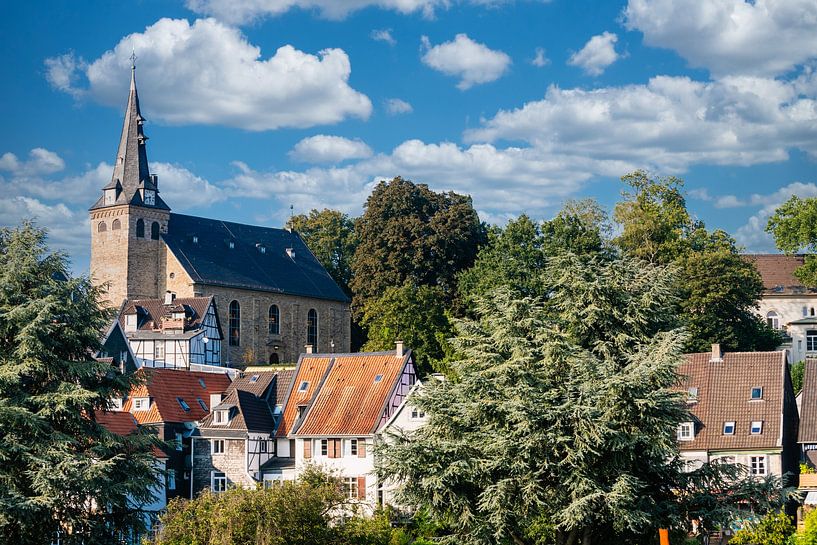 Oude stad met kerk in Essen wordt Ruhrgebied Duitsland van Dieter Walther