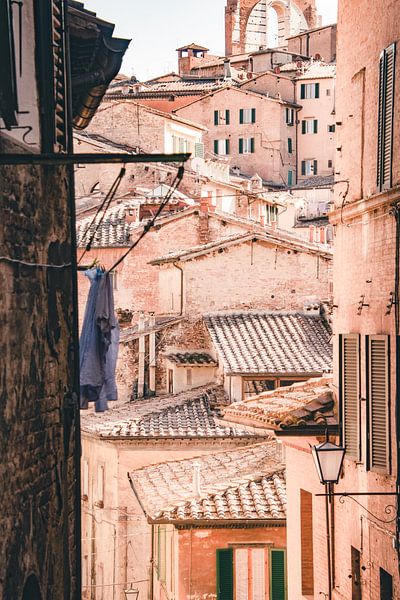 Blick durch das Stadtzentrum von Siena von Kimberley Jekel