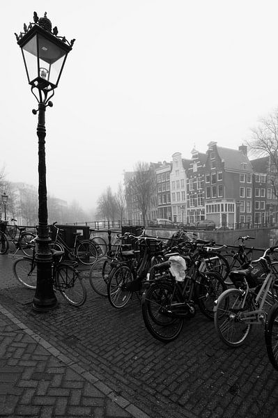 Mistig Amsterdam van Foto Amsterdam/ Peter Bartelings