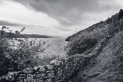 Loch Ness in Schotland. Verlaten idylle bij de stenen muur van Urquhart Castle.
